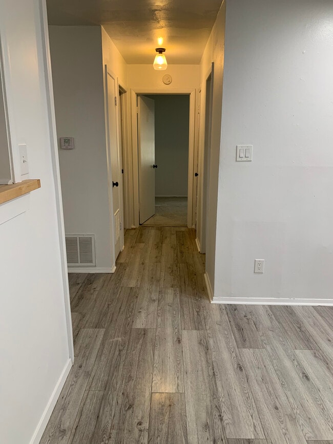 Building Photo - 906 E Walnut St