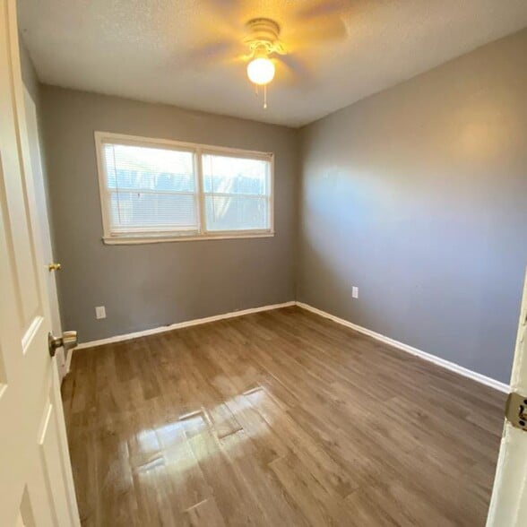 Building Photo - 2714 E 3rd St