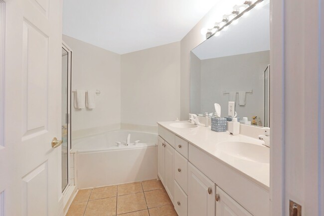 Building Photo - Spacious FURNISHED 3 Bed 2 Bath Condo In P...