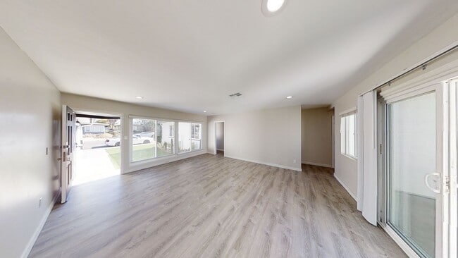 Building Photo - Beautiful 7BD/4BA on Mary