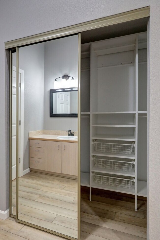 Building Photo - Spacious 2bd + DEN, 1.75ba Condo available in the heart of Issaquah!