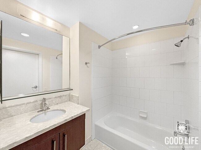 Building Photo - Beautiful 1B/1BA Condo in Downtown Near Petco Park W/ Views, A/C, W/D, Balcony, Rooftop Deck & Gym!