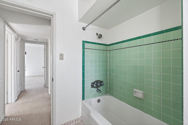 Building Photo - 901 W Willetta St