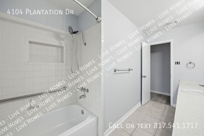 Building Photo - 4104 Plantation Dr
