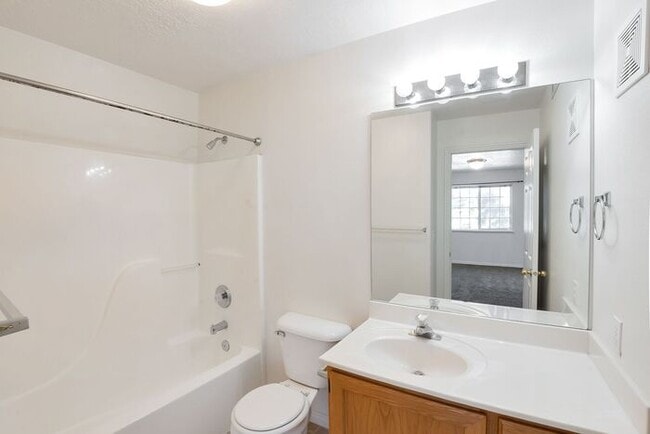 Building Photo - 3 Bedroom Top Floor Orem Condo w Awesome Amenities!