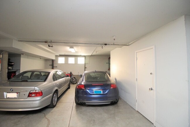 Building Photo - Best deal in the Dogpatch! Spacious top floor 2 bedroom loft. Plenty of natural light and up to d...