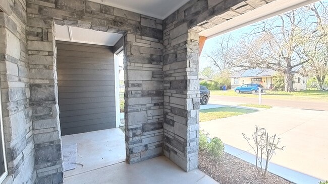 Building Photo - 507 W Fort Worth St