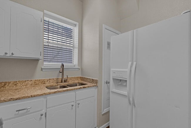 Building Photo - 408 Nino Aguilera St