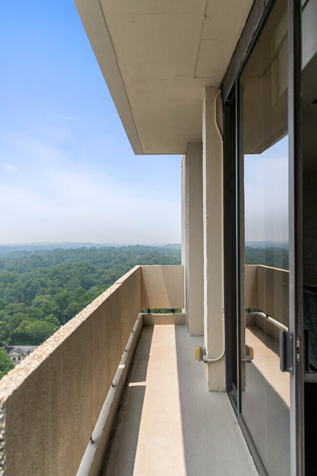 Building Photo - 2575 Peachtree Rd NE