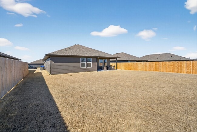 Building Photo - 405 S 85th St