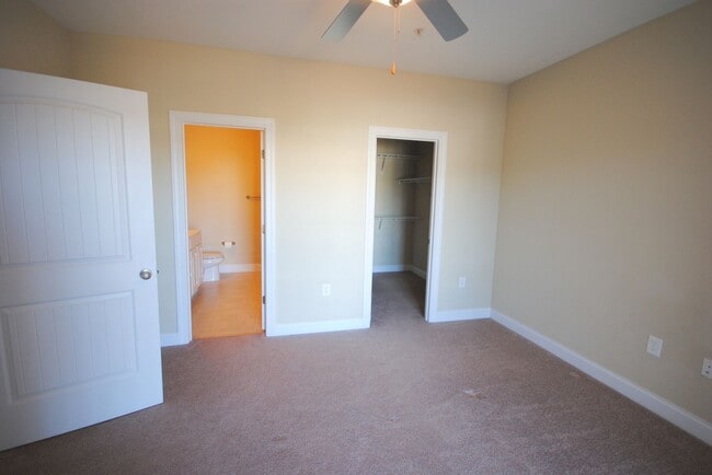 Building Photo - 200 Gateway Condos Dr