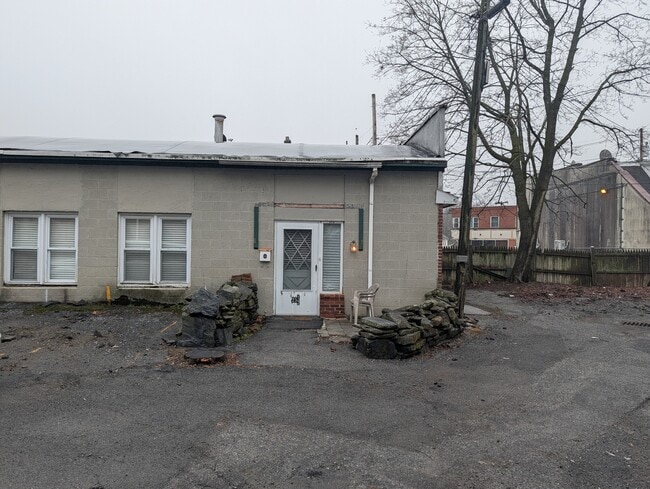 Building Photo - 23 1/2 Church St