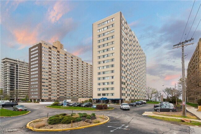 Primary Photo - 12520 Edgewater Dr