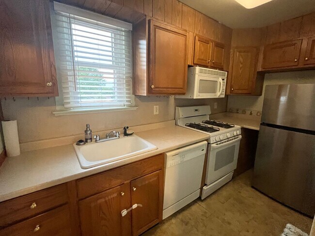 Building Photo - 2 Bedroom Single Family Home, Amazing views from deck, spacious backyard, pet friendly