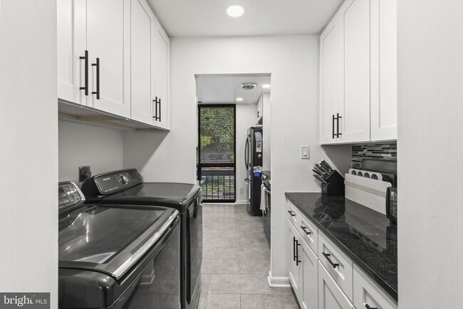 Building Photo - 2216 S Quincy St