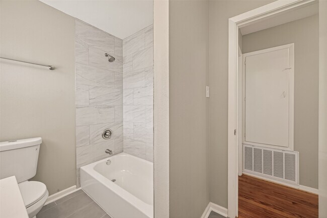 Building Photo - 226 W 4th St