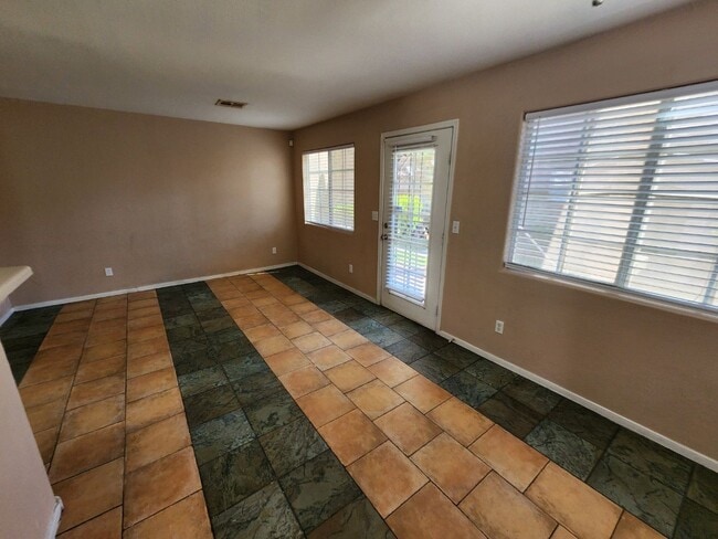 Building Photo - Beautiful 3 Bedroom & 2 1/2 Bath Condo.