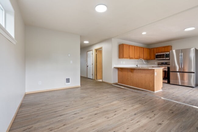 Building Photo - Beautiful Renovated 4b/2.5 bath home - SE Portland