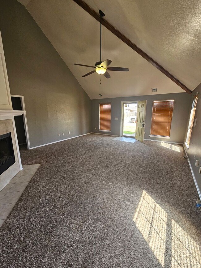 Building Photo - (4) Bed/(3) Bath in Moore with Storm Shelter! Avail NOW!!