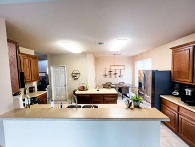 Building Photo - Large Pflugerville 4-bedroom/2.5 Bath Home in the Villages of Hidden Lake