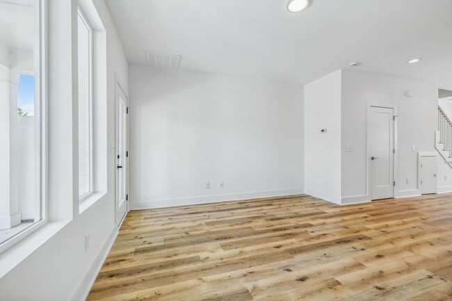 Building Photo - 104 Stella Dr