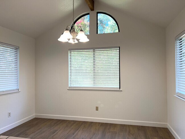 Building Photo - 1342 Kingswood Dr