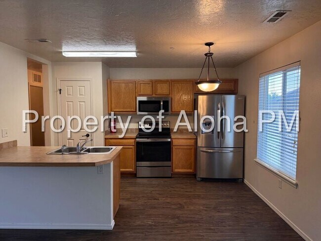 Building Photo - 1057 W Pine Ave