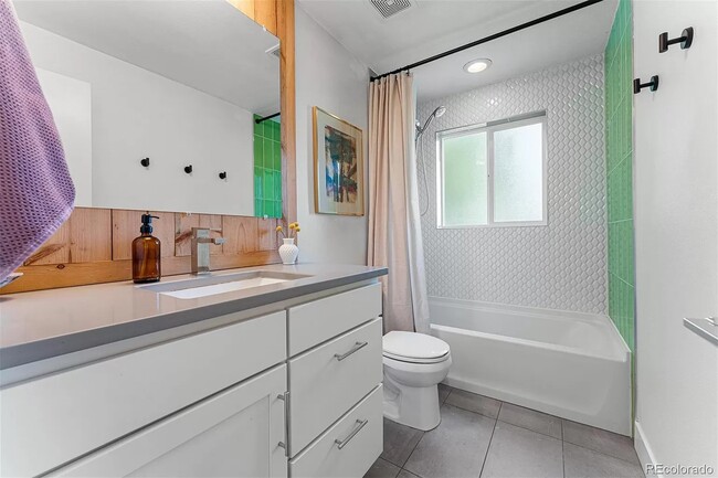 Primary bathroom - 3165 N Saint Paul St