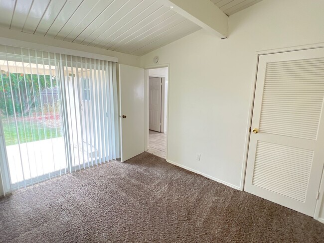 Building Photo - Northeast