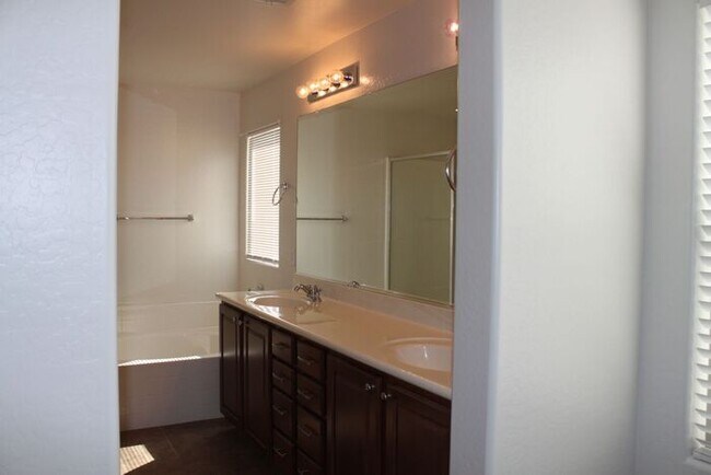 Building Photo - Beautiful 4 Bedroom in Lyons Gate!