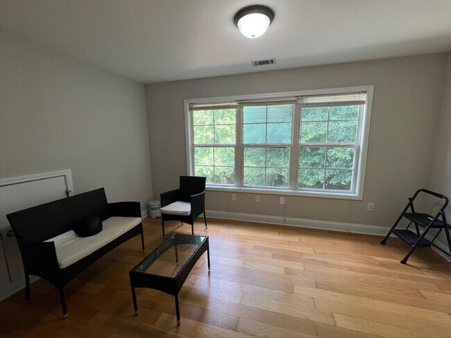 Building Photo - One Bedroom for Rent (Tenant Placement) in 4BR Home – Ensuite Bath | $800