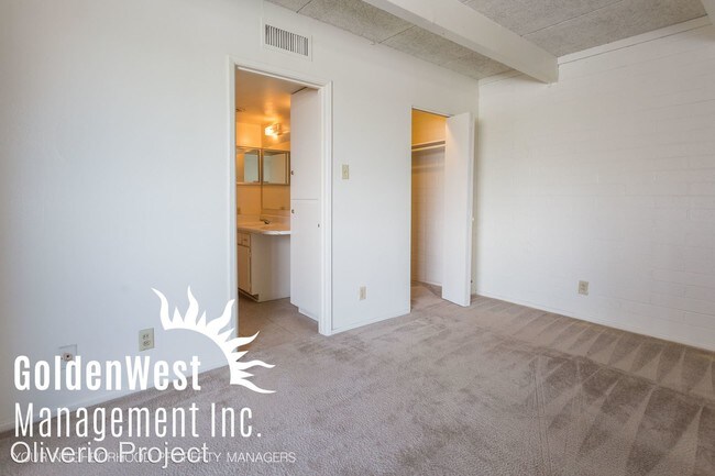 Building Photo - 910 E Marlette Ave