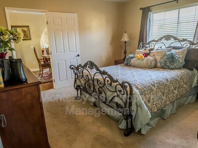 Building Photo - 1976 Grandview St