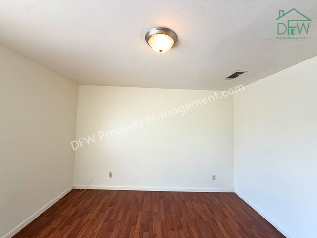 Building Photo - 807 W Walnut St