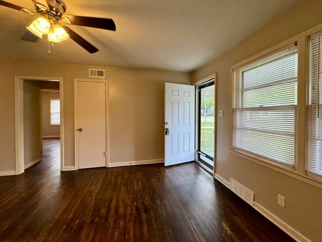 Building Photo - 2 Bedroom 1 Bathroom House