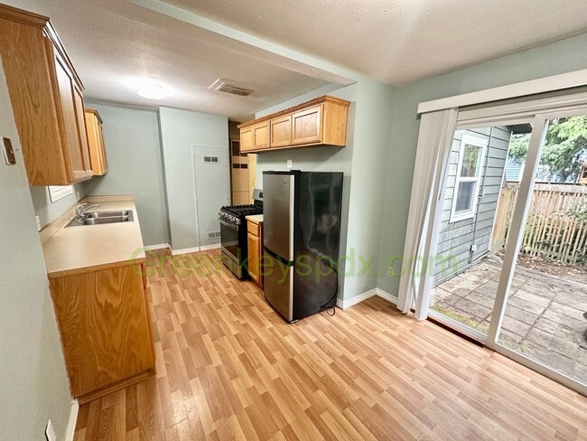 Building Photo - 2 Bedroom House with Backyard full of Frui...