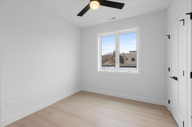 Building Photo - 904 W Dakin St