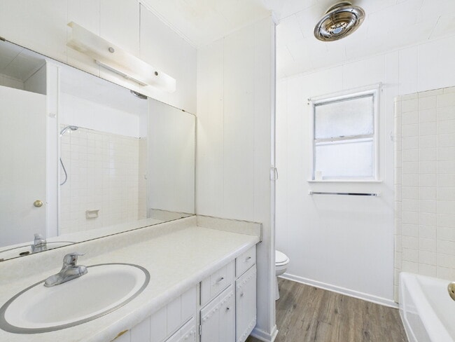 Building Photo - "Charming 1-Bedroom Haven in Fredericksbur...