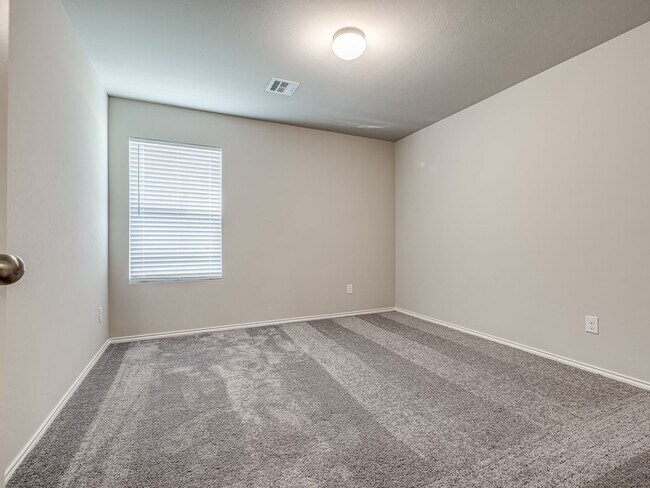 Building Photo - 629 W Lola Dr