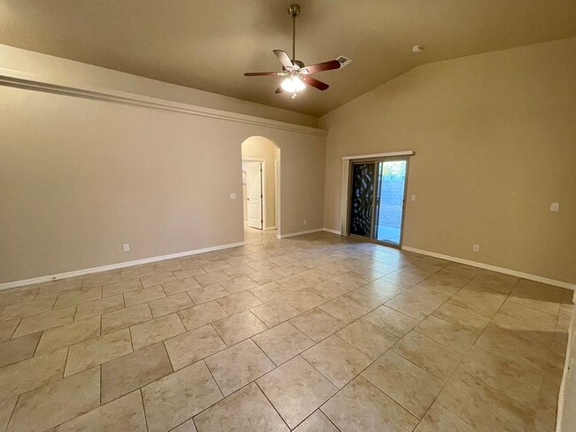 Building Photo - Beautiful 3 Bedroom Home in Central Kingman!