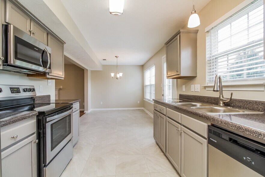 Building Photo - 2211 New Port Dr