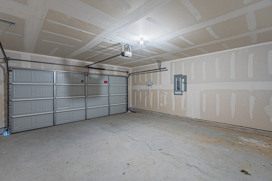 Attached 2 Car Garage - 1932 Ventasso Blvd