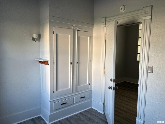 Building Photo - 901 NE Glen Oak Ave