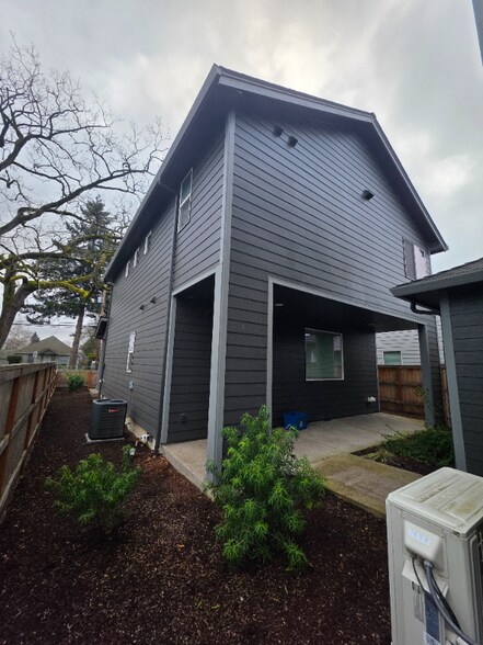 Building Photo - 877 Park Ave NE