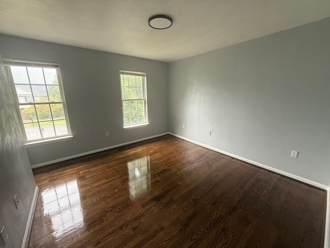 Building Photo - 4826 Golfview Dr NE