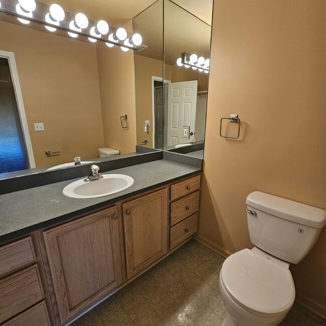 Building Photo - 2 Bedroom, 1.5 Bathroom Townhouse. Large L...