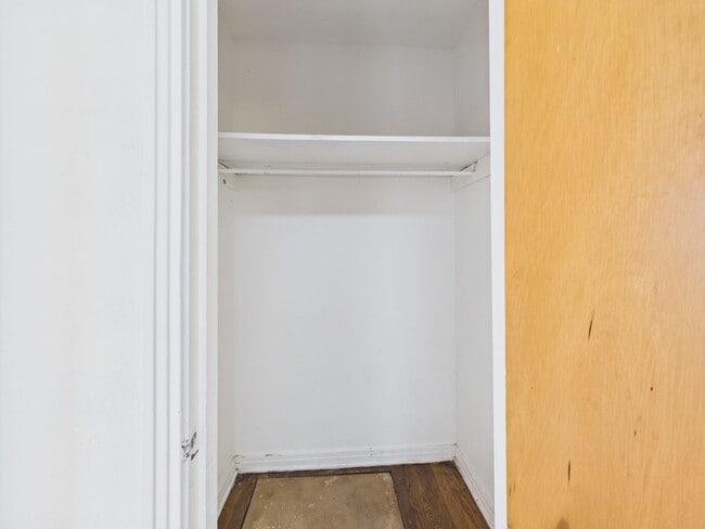 Building Photo - Spacious 2 bedroom 2 living areas 1 bath with a garage!