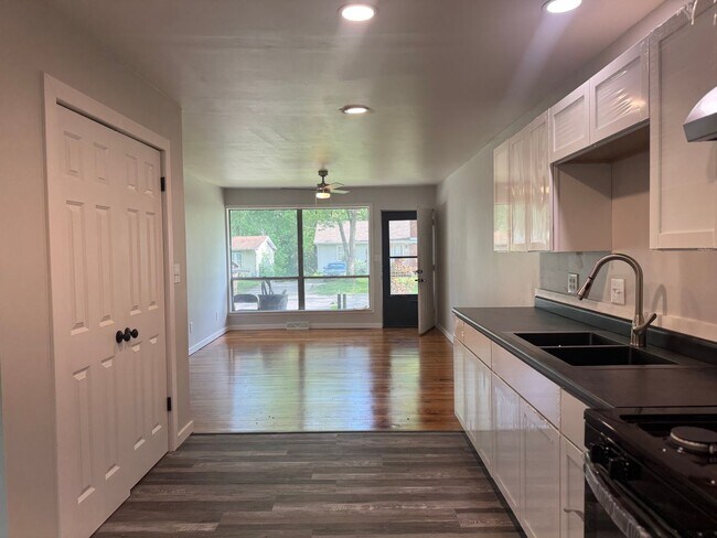 Building Photo - 1203 W Schwartz St