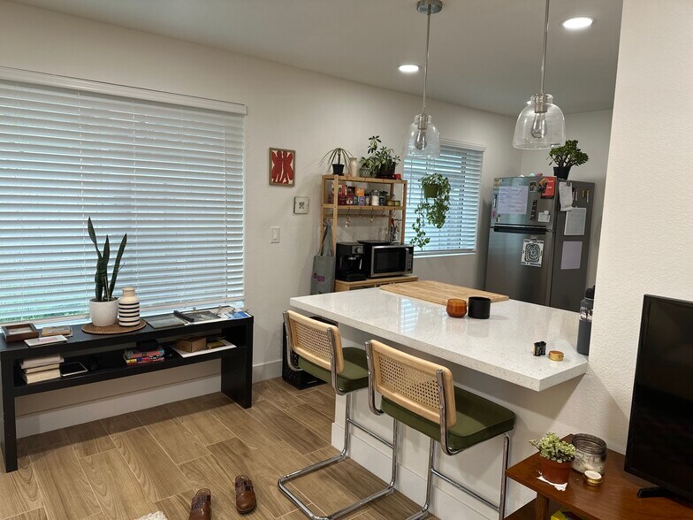 Building Photo - 2025 N Richland St