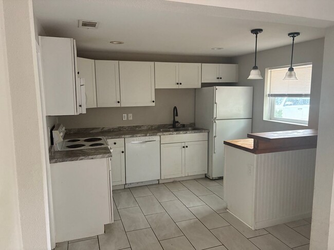 Building Photo - 652 Blakely Ave